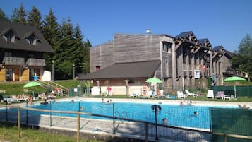 Una piscina al aire libre de temporada