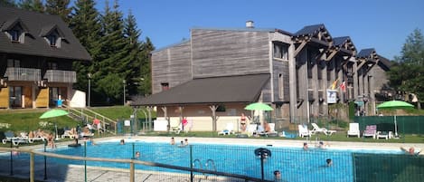 Una piscina al aire libre de temporada