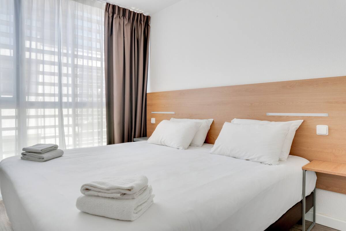 Ropa de cama de alta calidad, escritorio, wifi gratis y ropa de cama