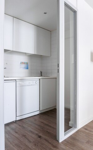 Frigorífico, microondas y utensilios de cocina