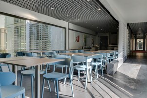 Desayuno buffet diario (EUR 12 por persona)