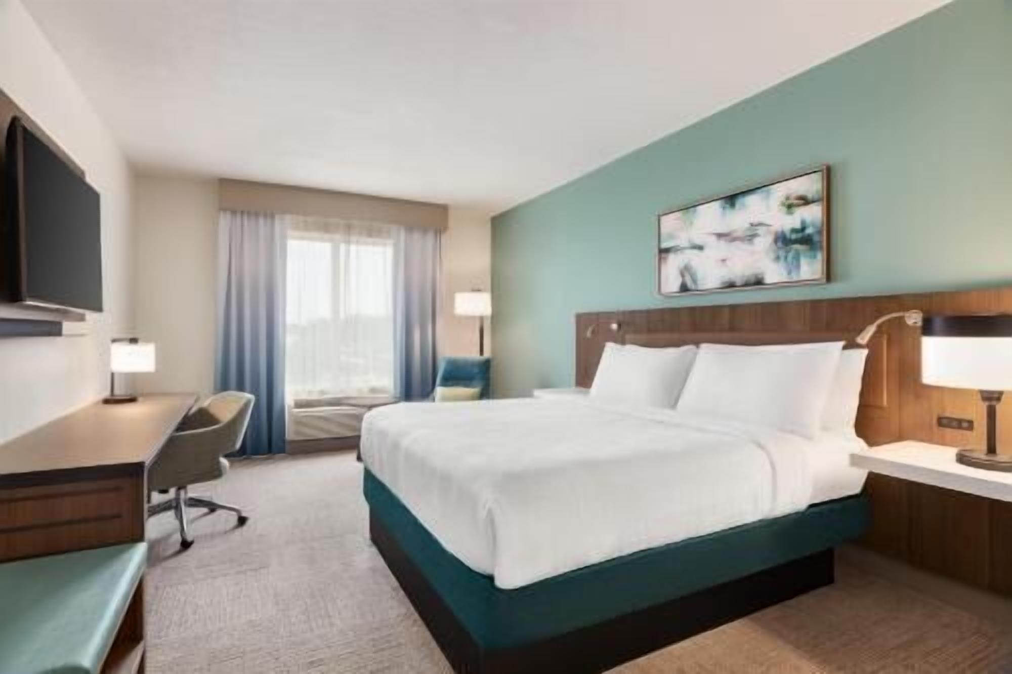 Premium bedding, in-room safe, desk, laptop workspace
