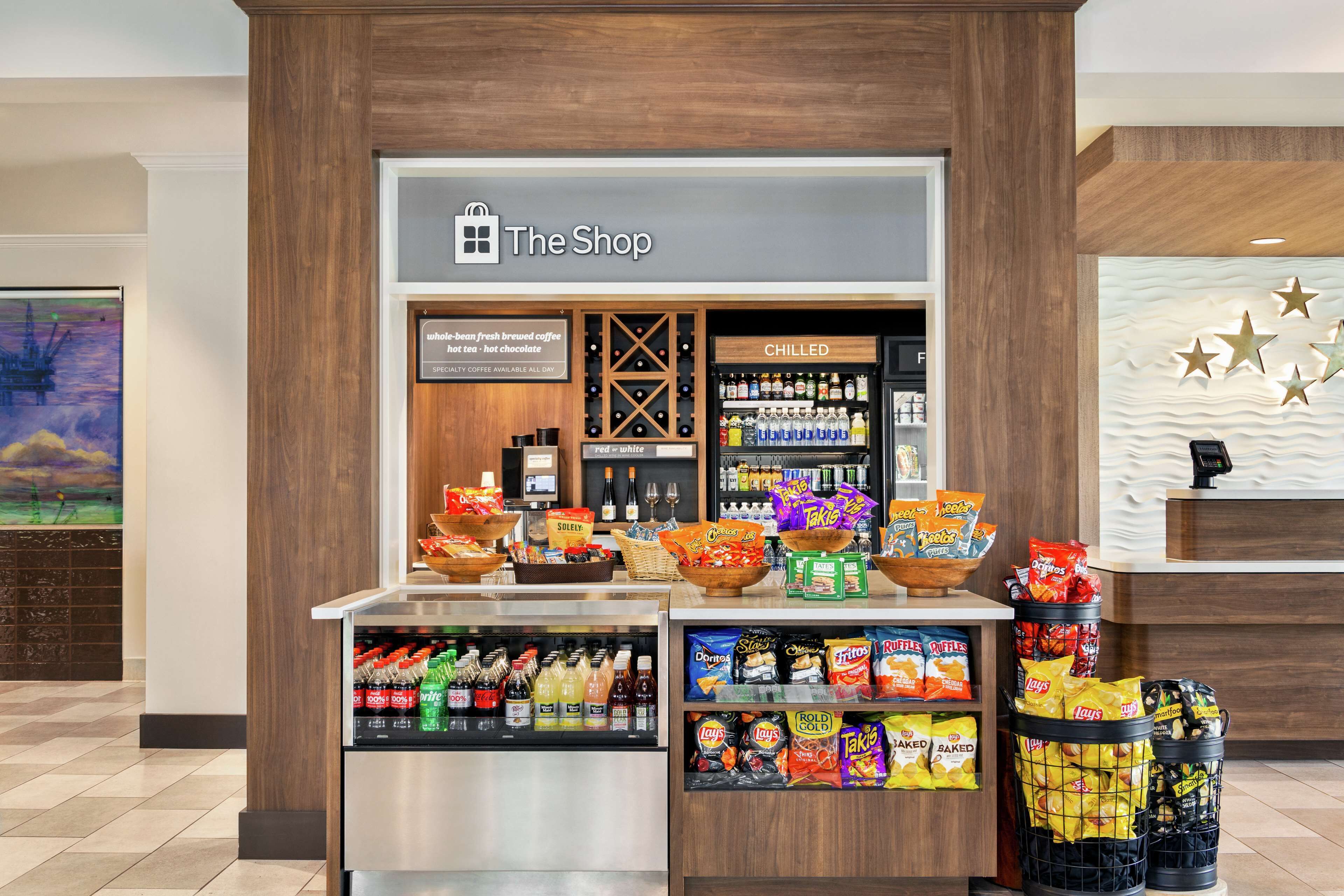Ein Geschäft mit einer Auswahl an Snacks, Getränken und einer Kühlvitrine.