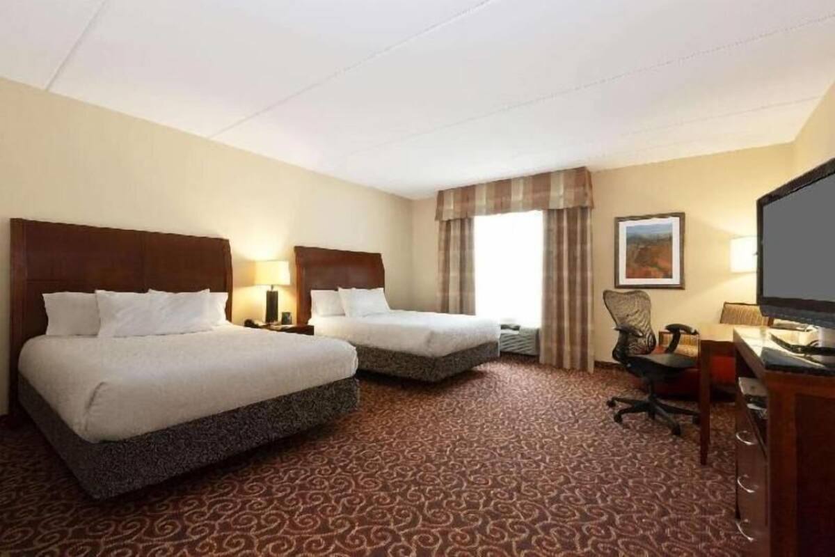 Premium bedding, in-room safe, desk, laptop workspace