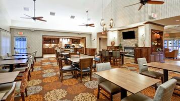 Esmorzar diari d'estil bufet gratuït