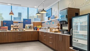 Free daily full breakfast - Holiday Inn Express Hotel & Suites Detroit-Novi by IHG (Novi)