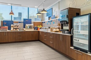 Free daily full breakfast - Holiday Inn Express Hotel & Suites Detroit-Novi by IHG (Novi)