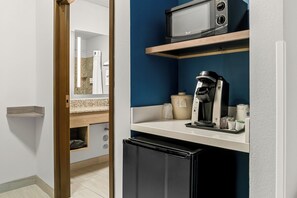 Literie de qualité supérieure, surmatelas, bureau, rideaux occultants