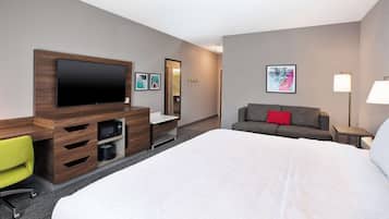 1 King Bed Deluxe room w/Whirlpool Non-Smoking | Área de sala de estar | Televisión LED de 42 pulgadas con canales por cable y televisión