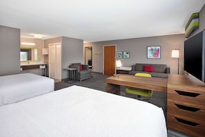 2 Queen Beds Studio Suite w/Sofabed Non-Smoking | 高档床上用品、加厚床垫、客房内保险箱、办公桌