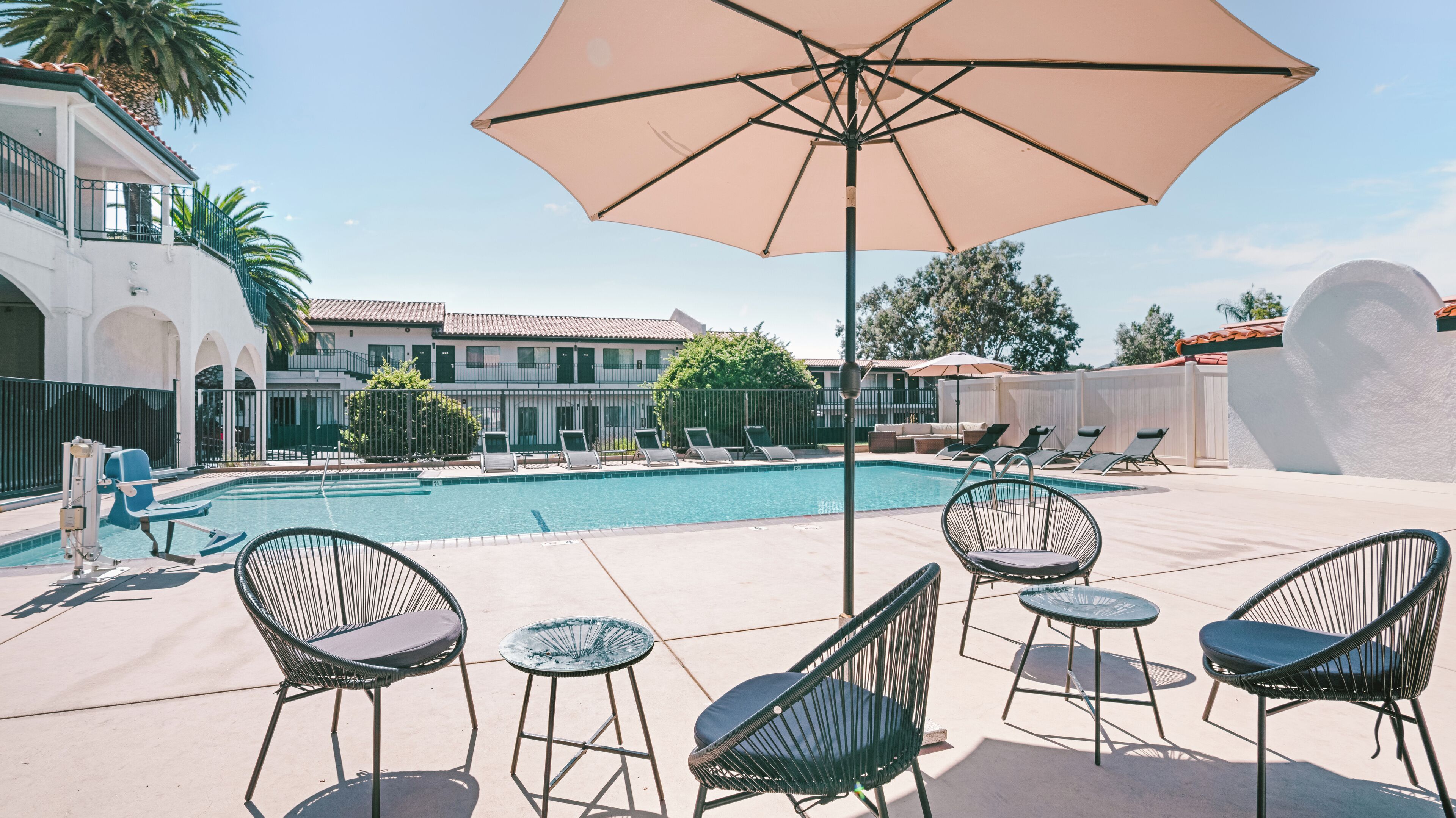 室外游泳池，09:00 至 22:00 开放，池畔遮阳伞，日光浴躺椅