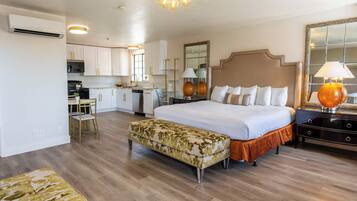 Suíte estúdio, várias camas, cozinha | Camas com colchões pillow-top, escrivaninha, cortinas blackout