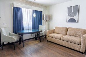 Phòng Suite, nhiều giường, bếp nhỏ | Nệm có lớp đệm bông, bàn, màn/rèm cản sáng, bàn ủi/dụng cụ ủi quần áo 