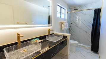 Studio Suite, 1 King Bed, Kitchenette | Bathroom