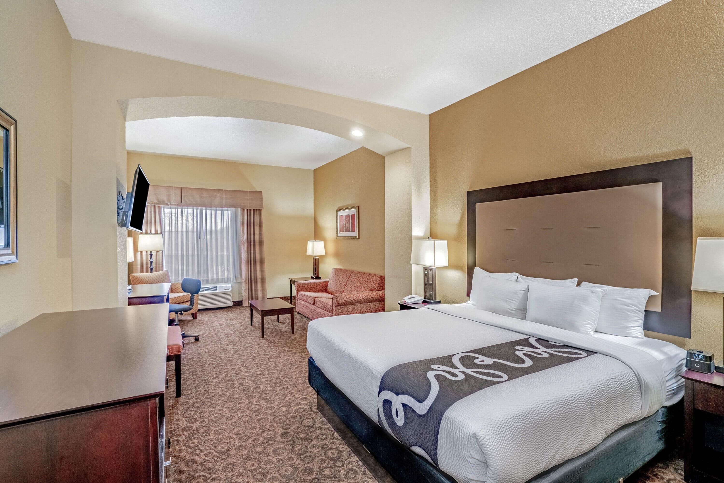 Deluxe Room, 1 King Bed, Accessible, Non Smoking (Mobility/Hearing Impaired Accessible) | Premium bedding, pillowtop beds, desk, blackout drapes