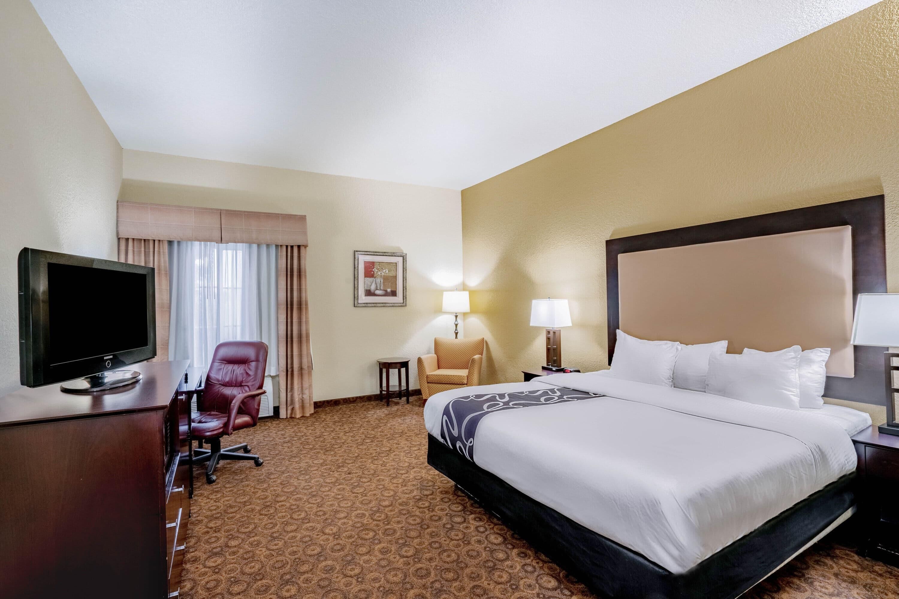 Room, 1 King Bed, Non Smoking | Premium bedding, pillowtop beds, desk, blackout drapes
