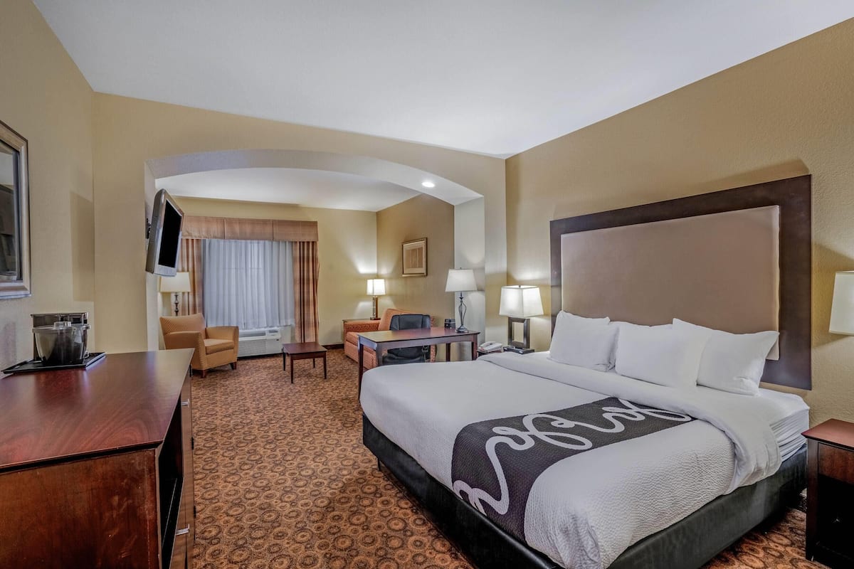 Deluxe Suite, 1 King Bed with Sofa bed, Non Smoking | Premium bedding, pillowtop beds, desk, blackout drapes