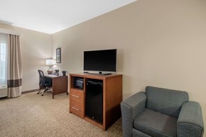 Premium bedding, desk, iron/ironing board, free cots/infant beds - Comfort Inn & Suites Cedar Hill Duncanville (Cedar Hill)