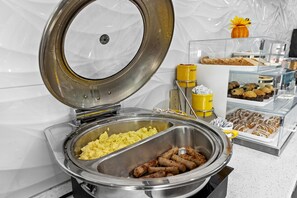 Desayuno con opciones de la cocina local incluido todos los días 
