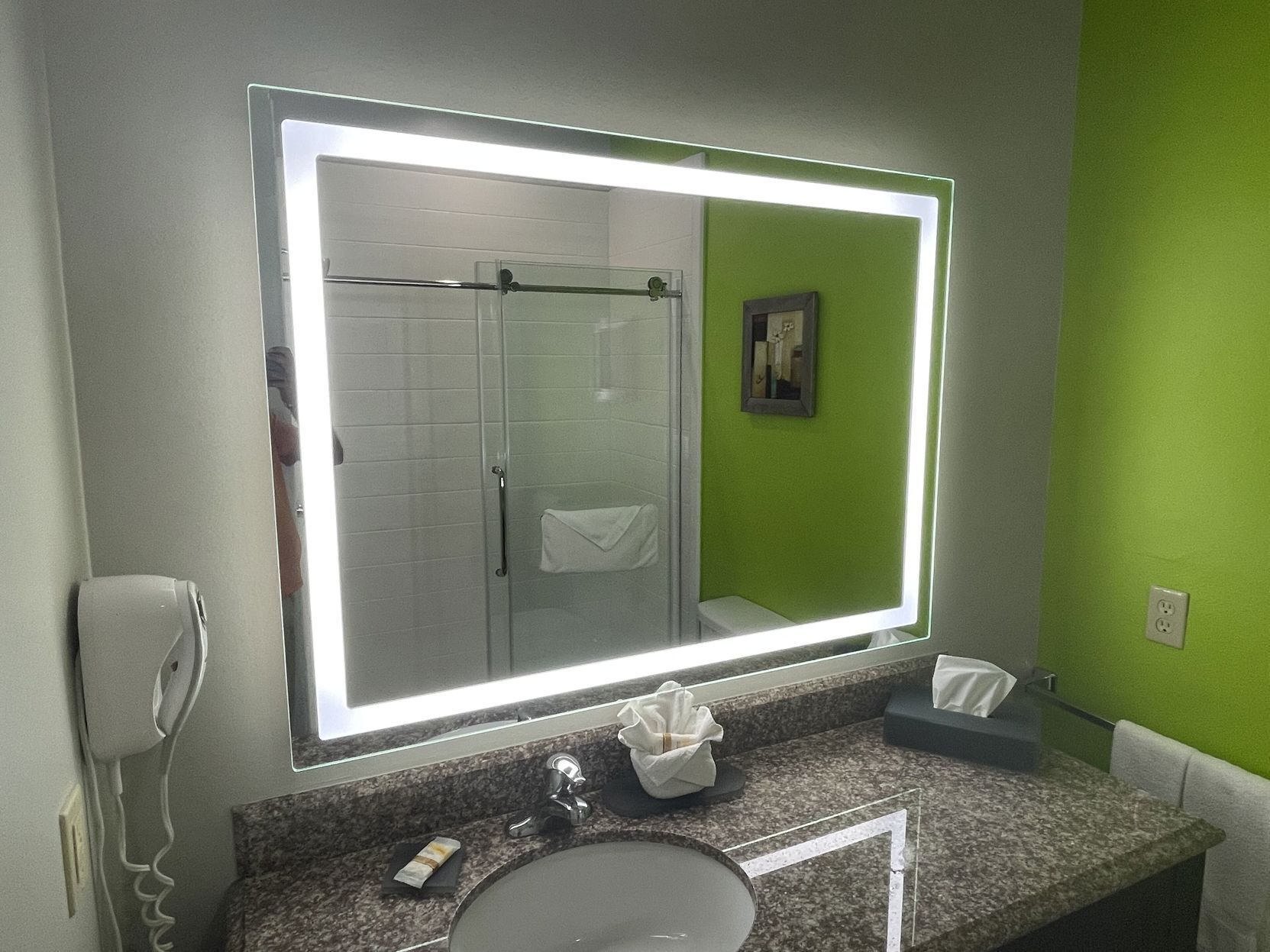 Badezimmer | Duschwanne, kostenlose Toilettenartikel, Haartrockner, Handtücher