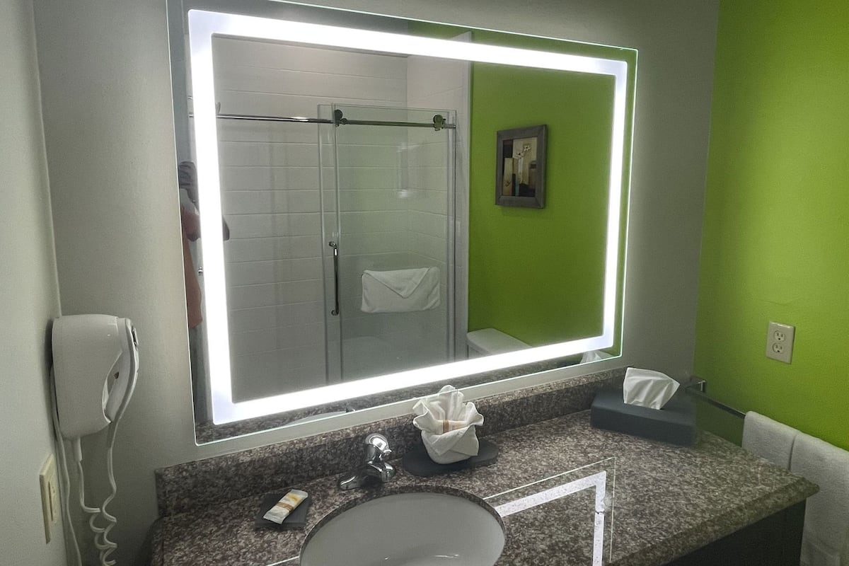 Badezimmer | Duschwanne, kostenlose Toilettenartikel, Haartrockner, Handtücher