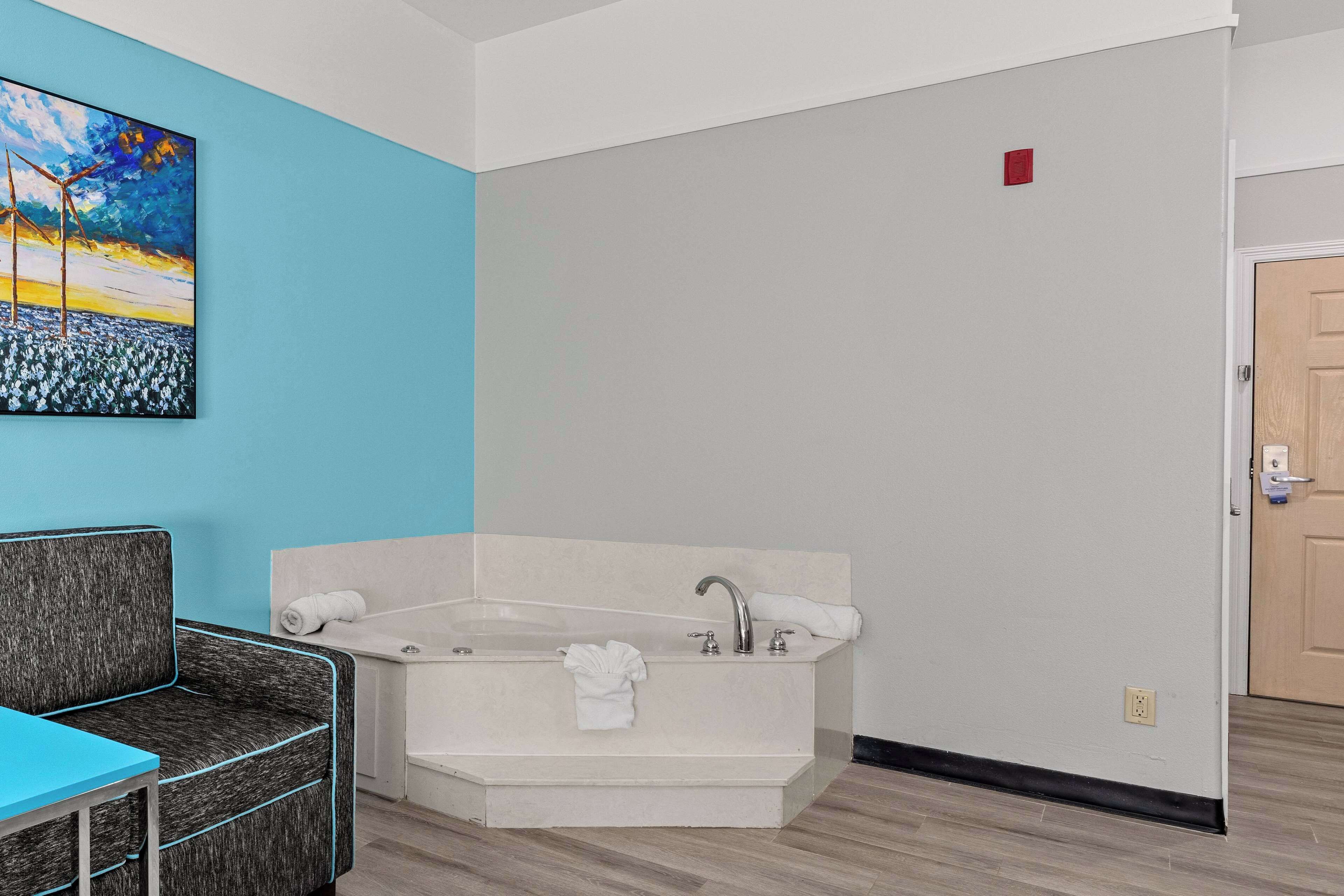 superior room, 1 king bed, non smoking | 1 bedroom, premium bedding, pillow-top beds, desk