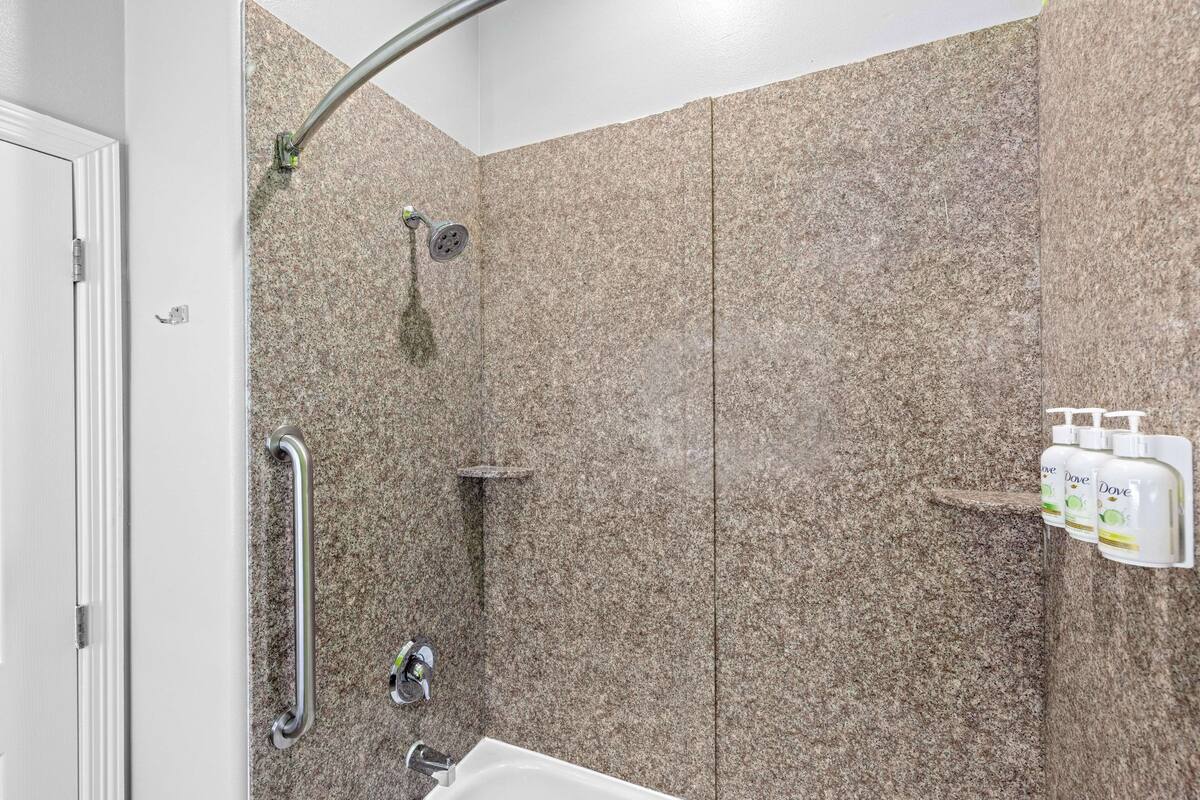 combined shower/bathtub, free toiletries, hair dryer, towels