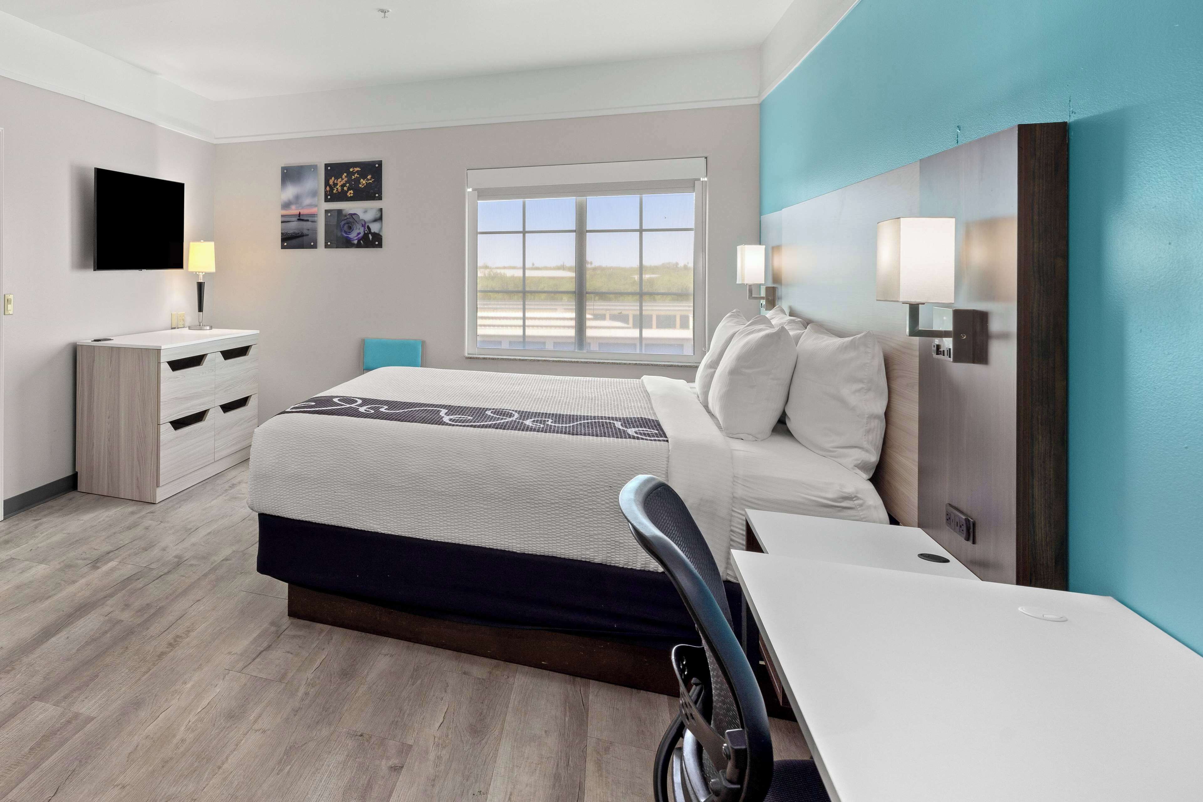 family suite, 2 bedrooms, non smoking (2 king bed) | 1 bedroom, premium bedding, pillow-top beds, desk