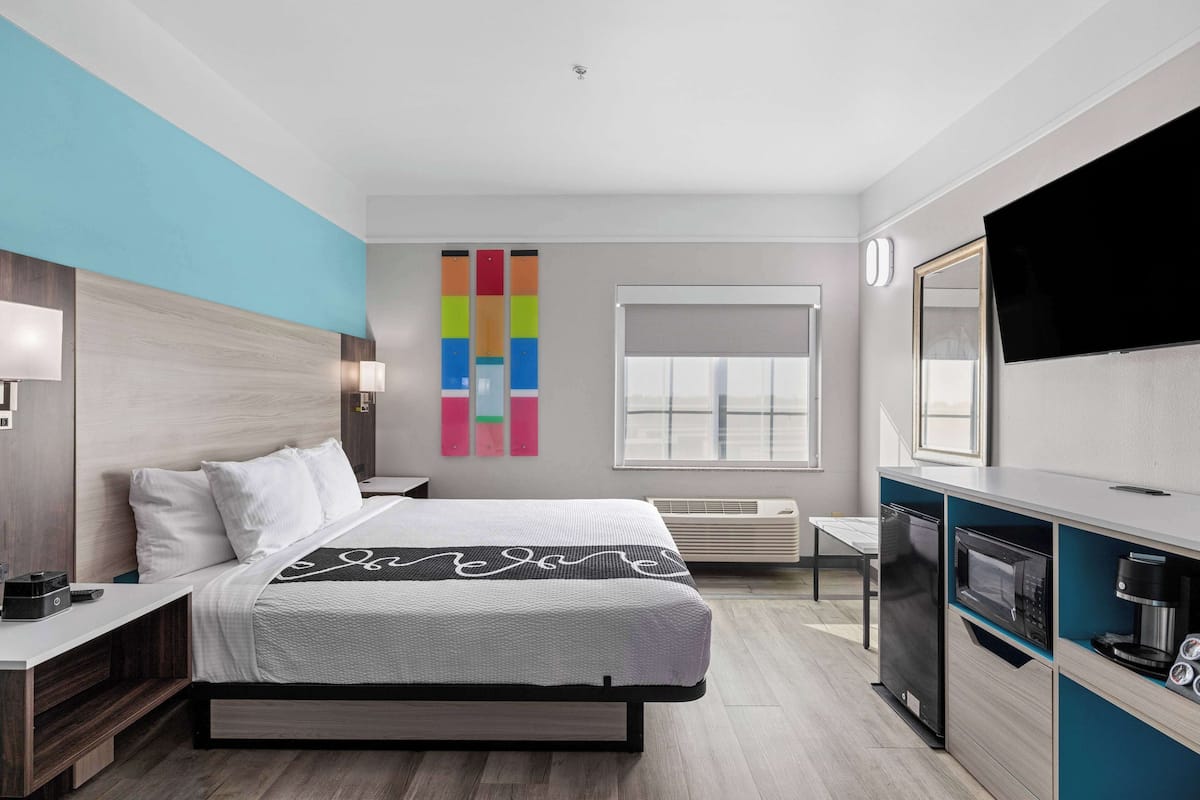 1 bedroom, premium bedding, pillow-top beds, desk