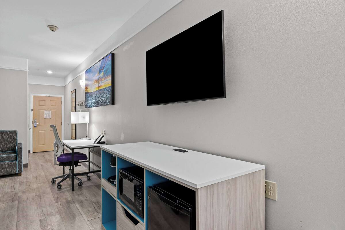 room, 2 queen beds, non smoking | 1 bedroom, premium bedding, pillow-top beds, desk