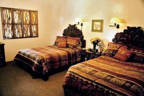 Ropa de cama de alta calidad y caja de seguridad en la habitación 