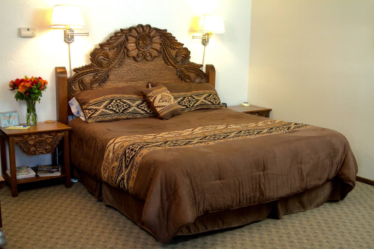 Quarto premium | Roupas de cama premium, cofres nos quartos, escrivaninha