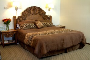 Rom – premium | Sengetøy av topp kvalitet, safe på rommet og skrivebord