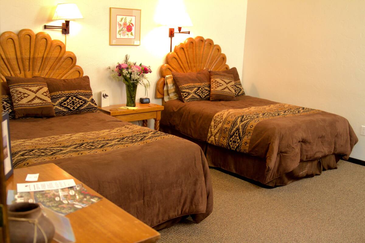 Quarto premium | Roupas de cama premium, cofres nos quartos, escrivaninha