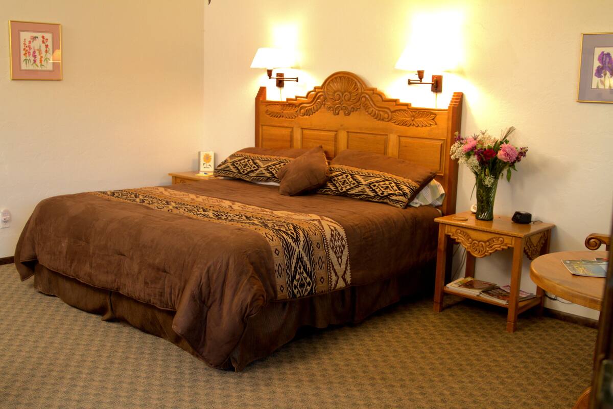 Quarto premium | Roupas de cama premium, cofres nos quartos, escrivaninha