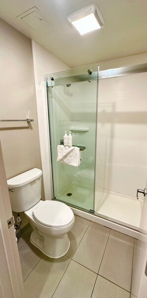 Combined shower/tub, free toiletries, hair dryer, towels - Heritage Inn San Diego (San Diego)