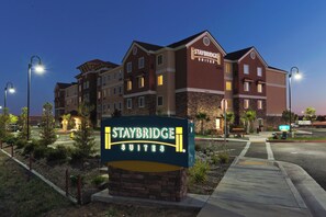 Señal de Staybridge Suites con una vista clara del exterior del edificio.