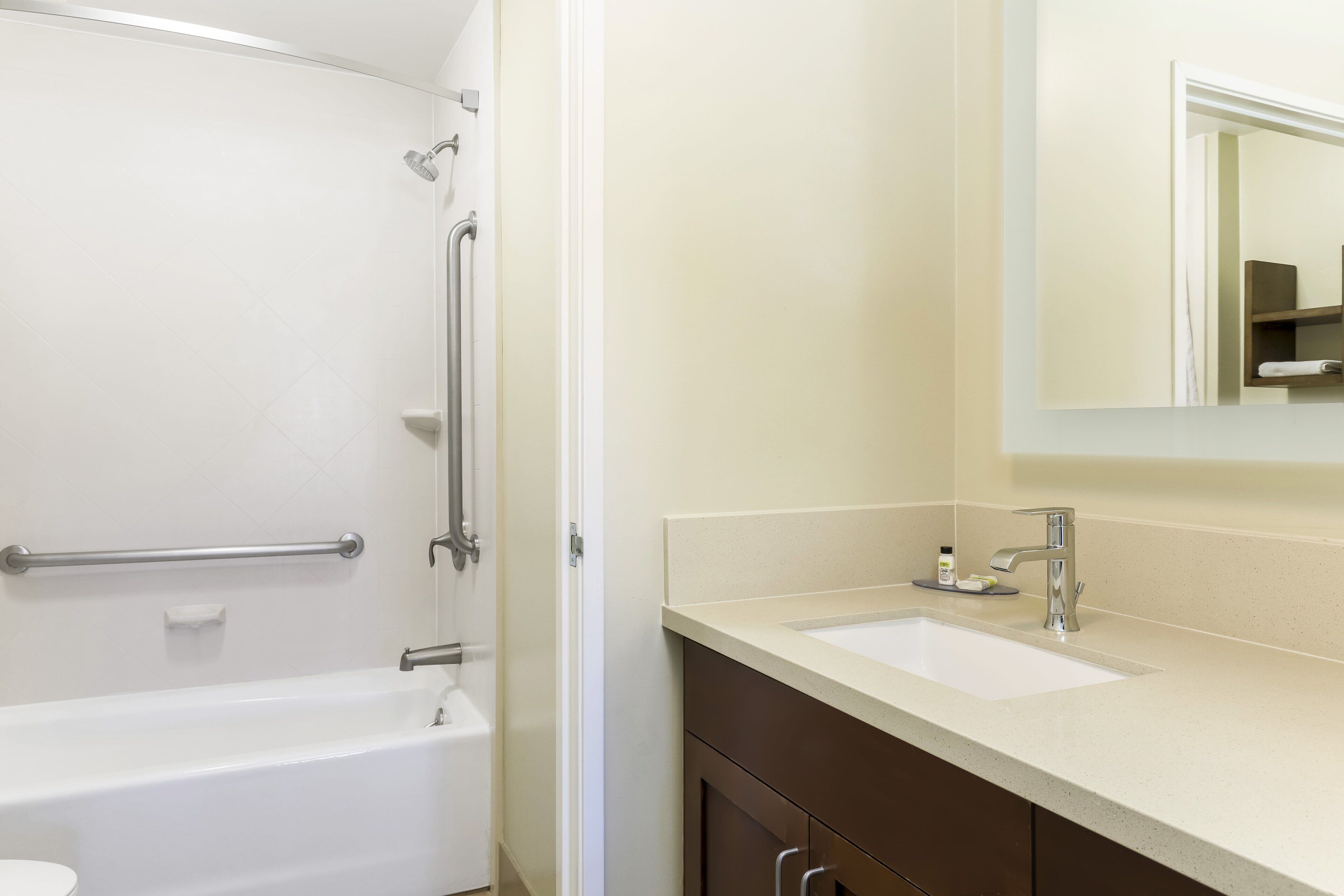 suite, 1 bedroom, kitchen | bathroom | combined shower/bathtub, free toiletries, hair dryer, towels