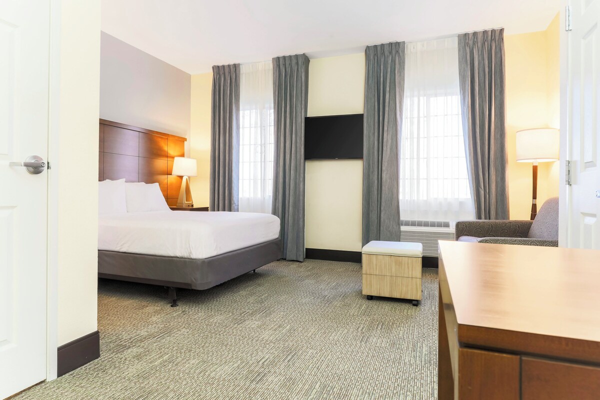 Studio Suite, 1 Queen Bed, Mobility Accessible, Kitchen (Accessible Tub) | Desk, laptop workspace, iron/ironing board, WiFi (free)