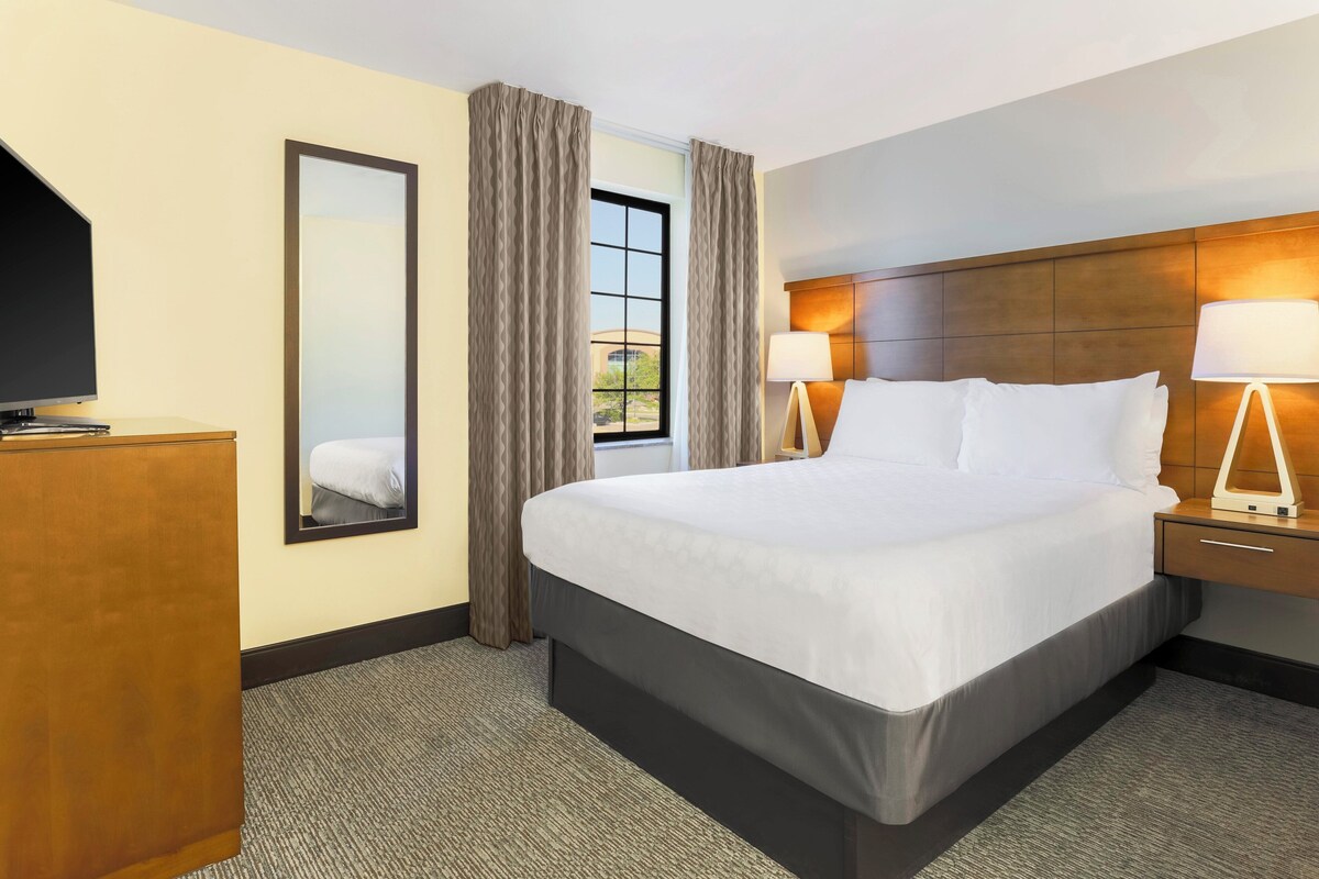 Suite, 2 Bedrooms, Kitchen | Desk, laptop workspace, iron/ironing board, WiFi (free)
