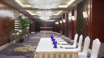 Daily buffet breakfast (CNY 182 per person)