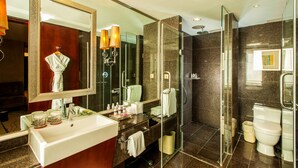 A modern bathroom with a large mirror, a glass-enclosed shower, a white sink, and a toilet. - Crowne Plaza Beijing Zhongguancun by IHG (Beijing)