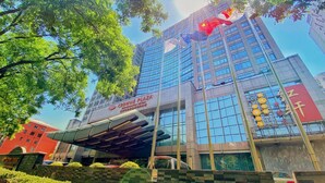 Un immeuble à plusieurs étages portant une enseigne indiquant la présence d’un hôtel Crowne Plaza.