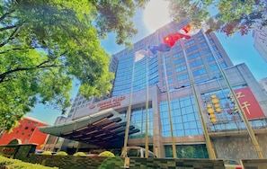Un immeuble à plusieurs étages portant une enseigne indiquant la présence d’un hôtel Crowne Plaza.