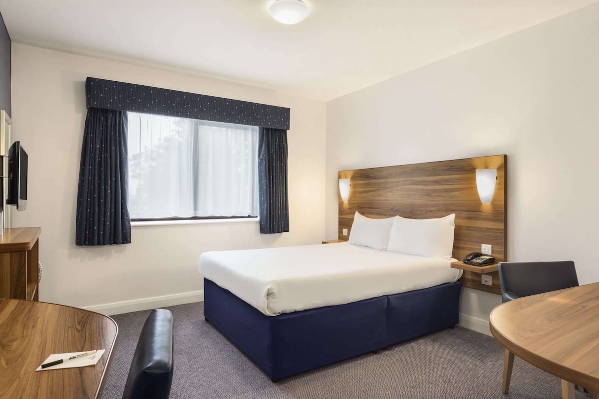 business room, 1 double bed, non smoking | hypo-allergenic bedding, desk, laptop workspace, blackout curtains