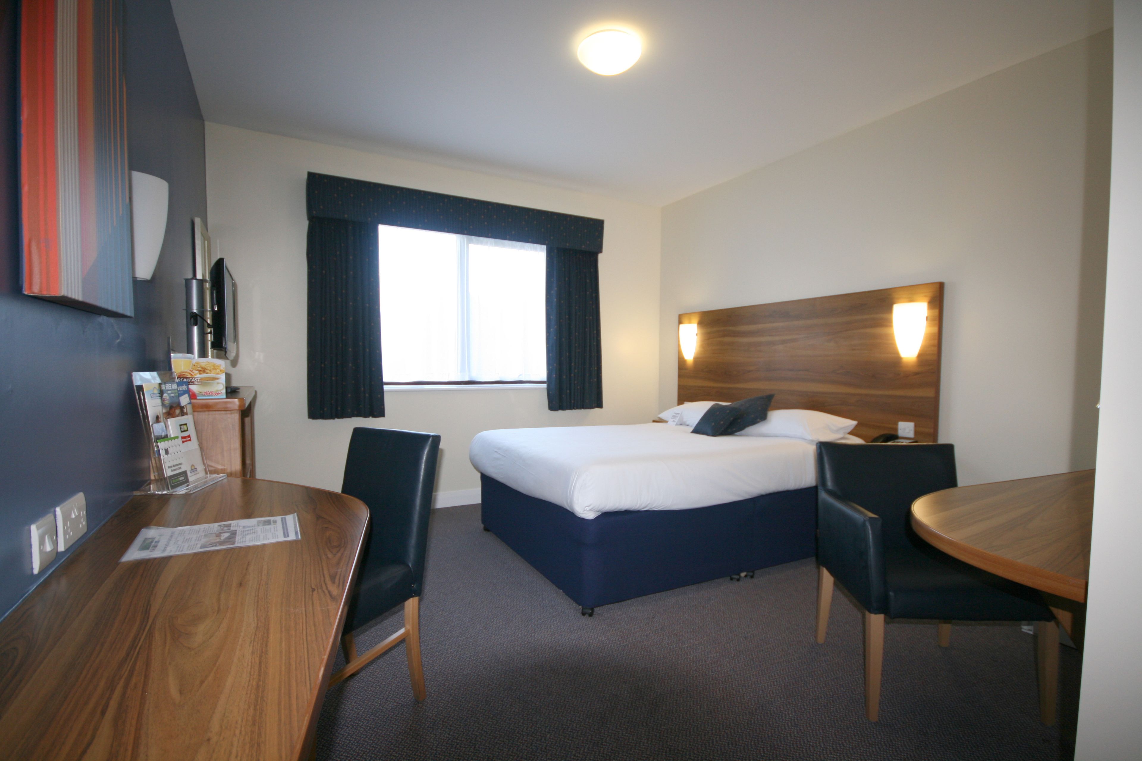 防过敏的被褥、办公桌、笔记本电脑工作区、遮光窗帘