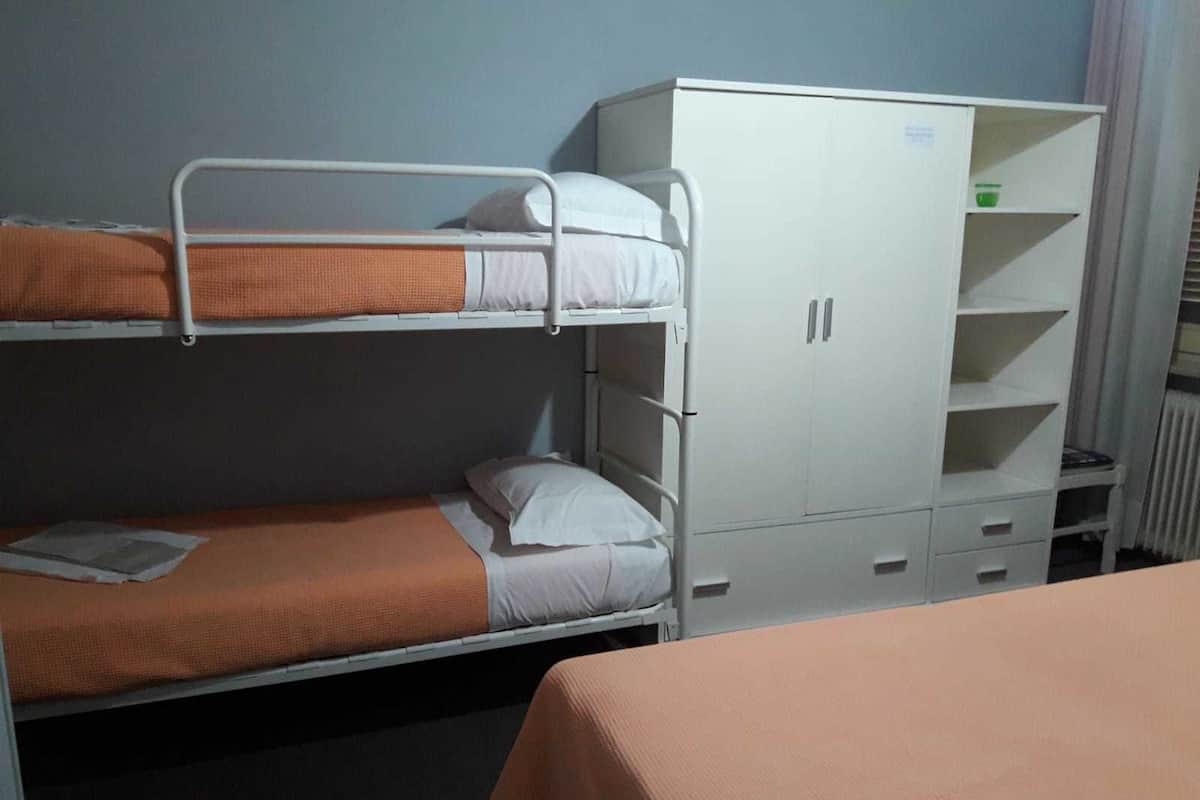 Habitación cuádruple estándar, varias camas | Ropa de cama