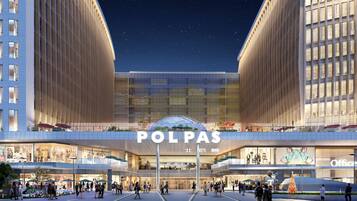 Un centro comercial moderno con un llamativo letrero 'POLPAS', varios niveles y un atrio central.