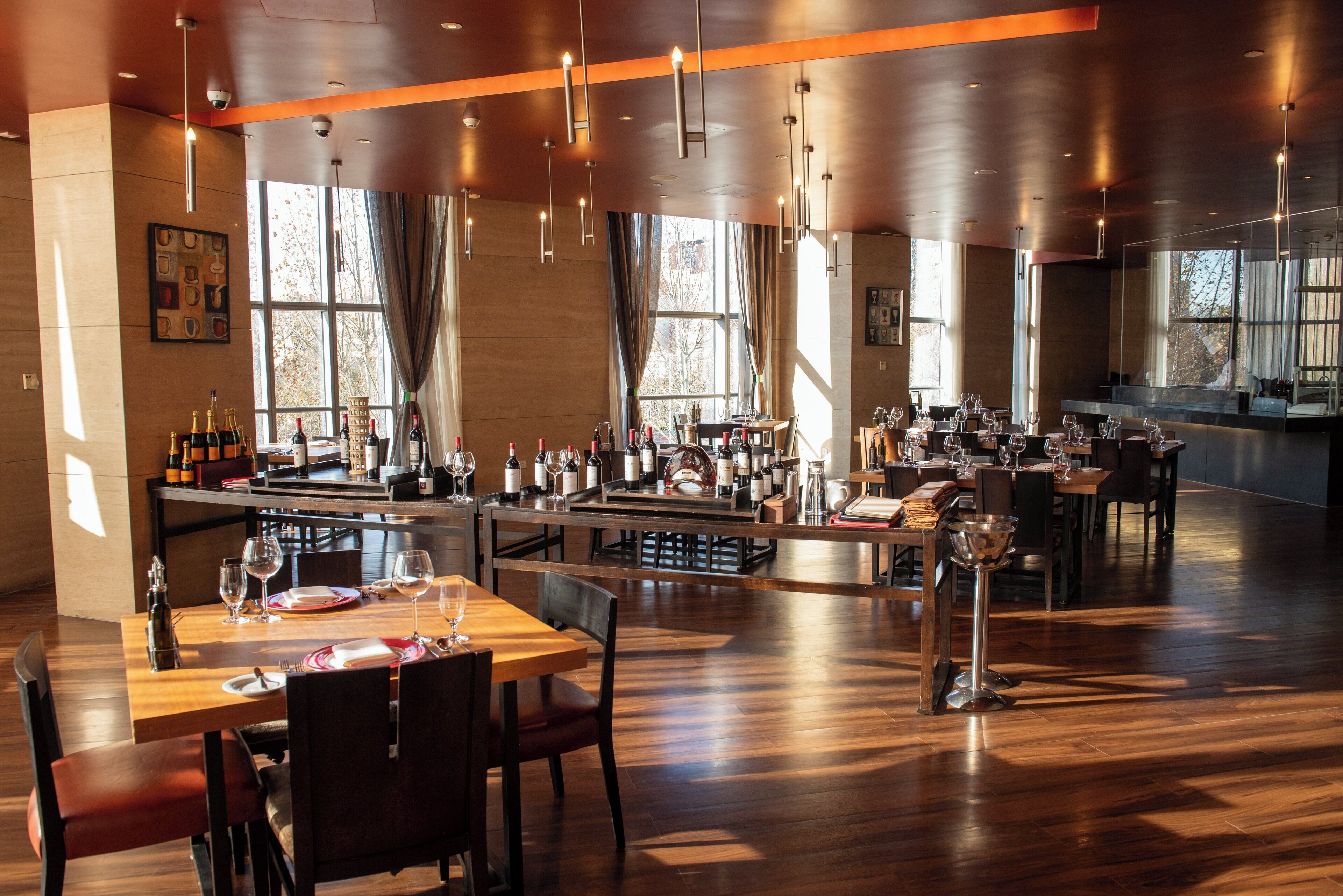 3 restaurants, lunch served