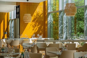3 restaurants, lunch served